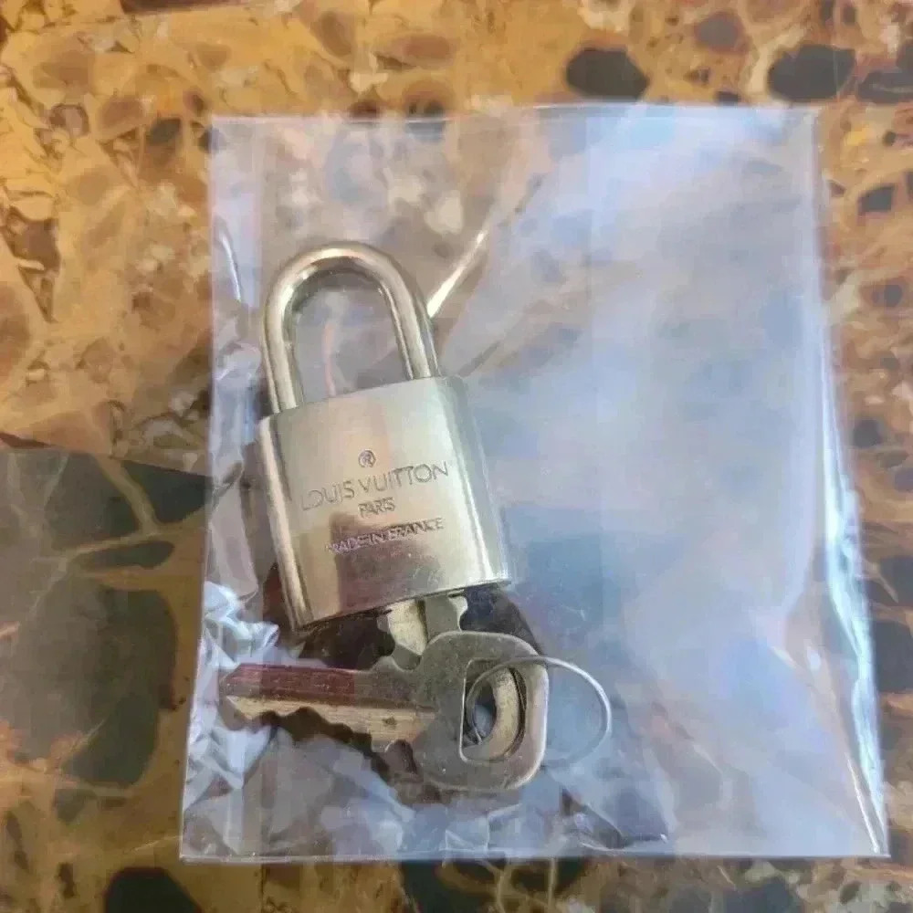 🔥🔥LOW START🔥🔥LOUIS VUITTON SILVER LOCK AND KEY - Picture 7 of 12